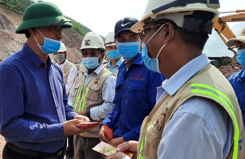 Thứ trưởng Bộ GTVT Lê Đình Thọ thăm công nhân trên công trình La Sơn - Cam Lộ - Túy Loan dịp Tết Tân Sửu 2021.