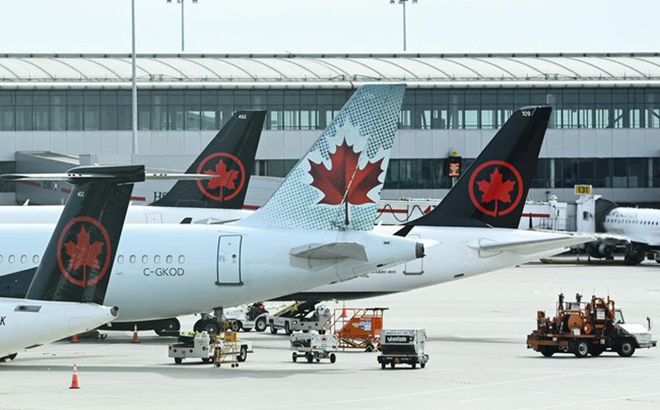 Máy bay của Air Canada trên đường băng tại sân bay quốc tế Pearson ở Toronto.