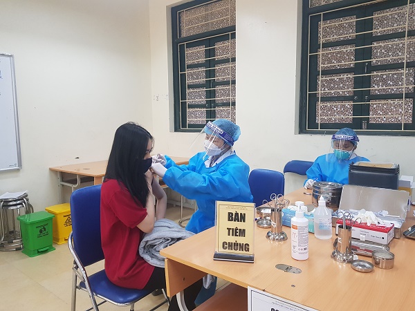 Hà Nội tạm dừng tiêm hai lô vaccine số 124001 và 123002 của Comirnaty (Pfizer) (có hạn sử dụng tại giấy chứng nhận xuất xưởng là ngày 30/11/2021 và được tăng hạn lên thành 28/2/2022) cho học sinh.