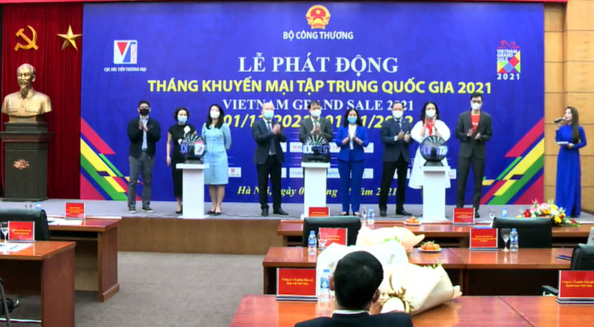 Các đại biểu nhấn nút phát động Tháng khuyến mại tập trung quốc gia 2021.