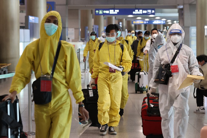 Hành khách mặc đồ bảo hộ khi tới sân bay quốc tế Incheon, Hàn Quốc vào ngày 29/11