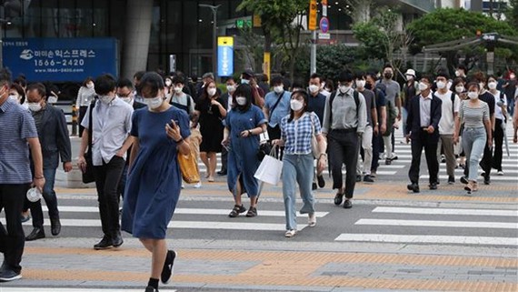 Người dân trên đường phố ở Seoul, Hàn Quốc.