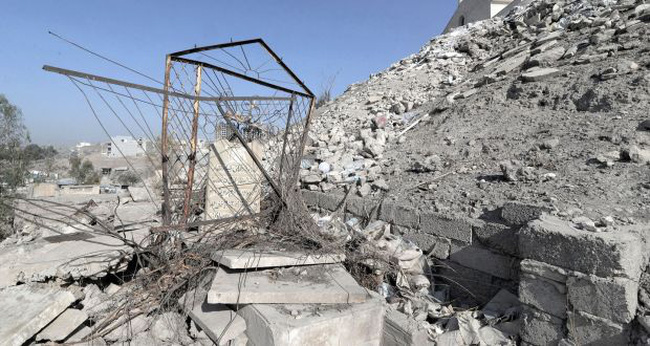 Bia mộ bị vỡ do chiến binh IS đập phá trong thời gian chiếm đóng thành phố Mosul, miền Bắc Iraq.