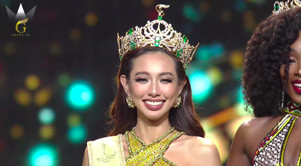 Nguyễn Thúc Thùy Tiên lần đầu tiên mang vương miện hoa hậu một cuộc thi nhan sắc thế giới về cho Việt Nam (chụp màn hình)