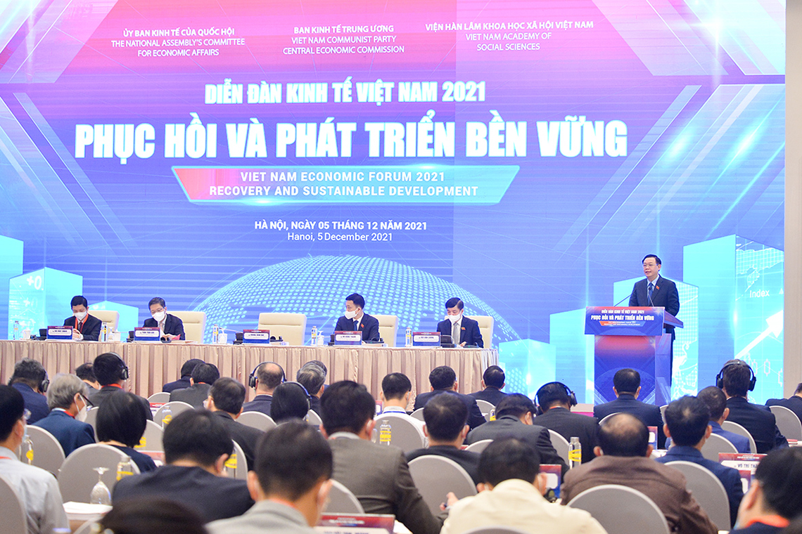 Toàn cảnh “Diễn đàn kinh tế Việt Nam 2021: Phục hồi và phát triển bền vững” (Ảnh: Quochoi.vn).