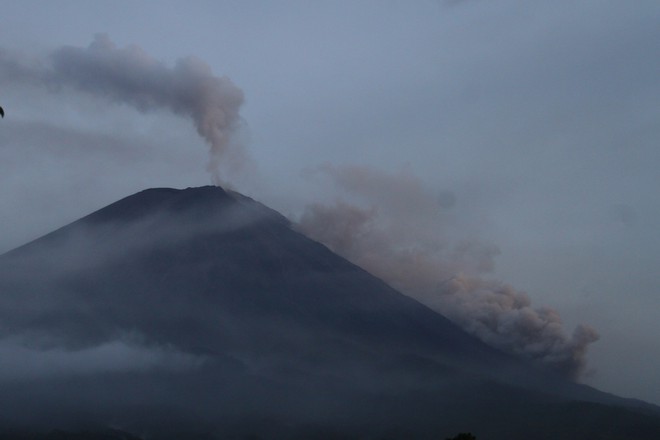 Núi lửa Indonesia phun trào.