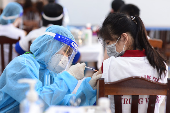 Tiêm vắc xin cho học sinh lớp 10 Trường THPT Trưng Vương (quận 1, TP.HCM)