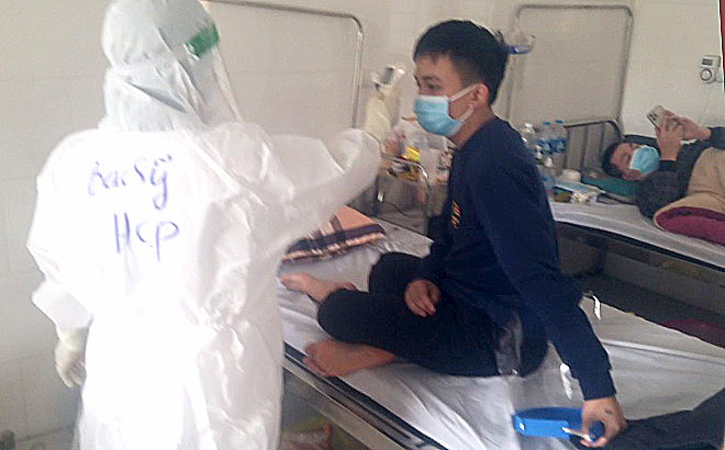 Bác sỹ Bệnh viện Lao và Bệnh phổi Yên Bái chăm sóc trường hợp nhiễm Covid-19. (Ảnh: Minh Huyền)