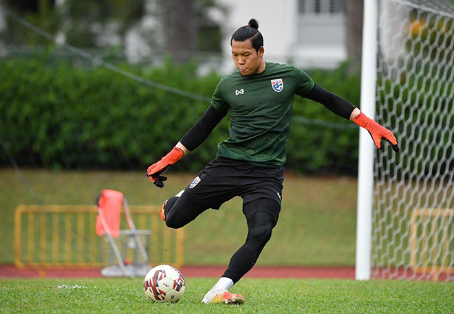 Thủ môn Kawin Thamsatchanan chưa ra sân thi đấu phút nào tại AFF Cup 2020 thì phải quay về nước do bố của anh bị bệnh