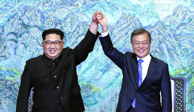 Tổng thống Hàn Quốc Moon Jae-in và Chủ tịch Triều Tiên Kim Jong-un trong một cuộc gặp năm 2018.