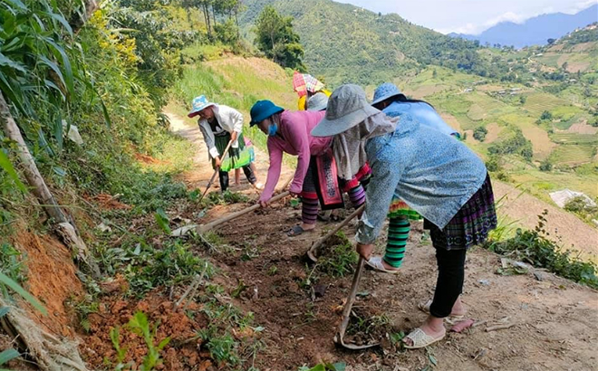 Hội viên phụ nữ huyện Trạm Tấu tham gia vệ sinh môi trường, xây dựng nông thôn mới.