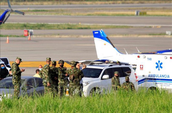 Binh sĩ Colombia điều tra tại hiện trường vụ nổ bom ngày 14-12 ở sân bay quốc tế Camilo Daza ở thành phố Cucuta, Đông Bắc Colombia.