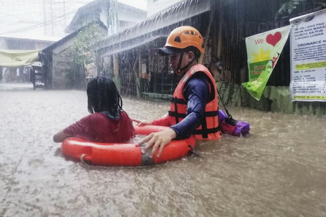 Bão Rai gây lũ lụt nghiêm trọng ở thành phố Cagayan de Oro, miền Nam Philippines.