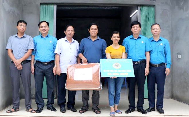 Lãnh đạo Liên đoàn Lao động tỉnh trao hỗ trợ làm nhà “Mái ấm công đoàn” cho đoàn viên Phạm Thị Nhâm - Công đoàn cơ sở Công ty cổ phần Kinh doanh chế biến lâm sản xuất khẩu Yên Bái.