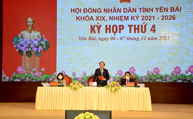 Standing members of the 19th provincial People’s Council chair the plenary discussions.