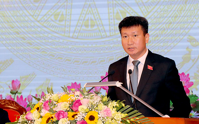 Chairman of the provincial People’s Committee Tran Huy Tuan speaks at the meeting.