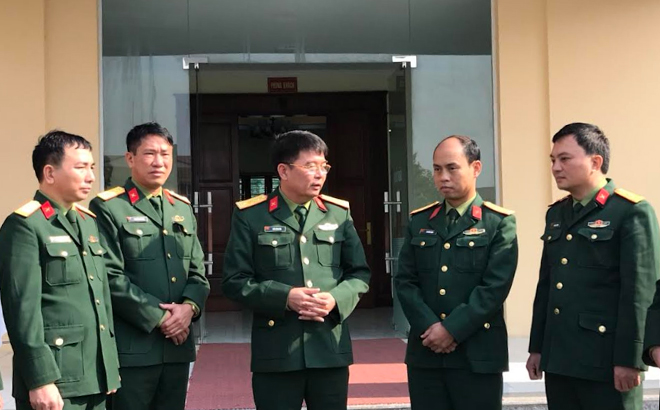 Đại tá Trần Công Ứng trao đổi với các đồng chí cán bộ chủ chốt Bộ Chỉ huy Quân sự tỉnh về thực hiện nhiệm vụ xây dựng lực lượng vũ trang tỉnh, giữ vững truyền thống “Trung thành, đoàn kết, kiên cường, sáng tạo, chiến thắng”.