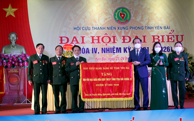 Yen Bai leaders present flowers and an embroidered flag to the association at the event.
