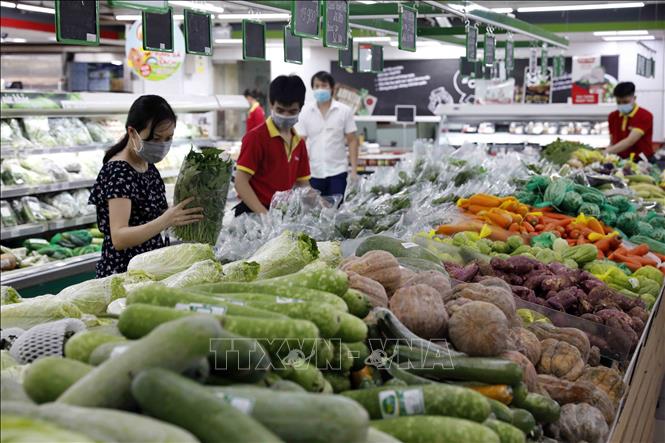 Hệ thống siêu thị VinMart và chuỗi cửa hàng tiện ích VinMart+ rộng khắp Hà Nội đã góp phần tiêu thụ số lượng lớn hàng nông sản phục vụ người tiêu dùng trong thời gian giãn cách xã hội. Ảnh minh họa