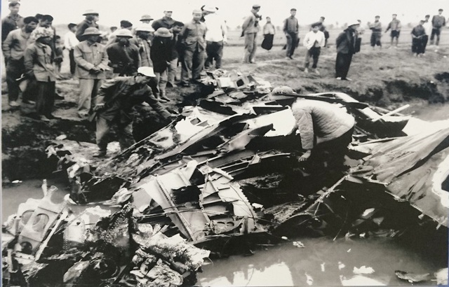 Chiếc máy bay B52 đầu tiên bị Tiểu đoàn 59, Trung đoàn Tên lửa 261 băn rơi trên cánh đồng Chuôm, xã Phù Lỗ, huyện Đông Anh (Hà Nội) vào 20h13 đêm 18/12/1972. (Ảnh chụp lại tại Bảo tàng Phòng không - Không quân).