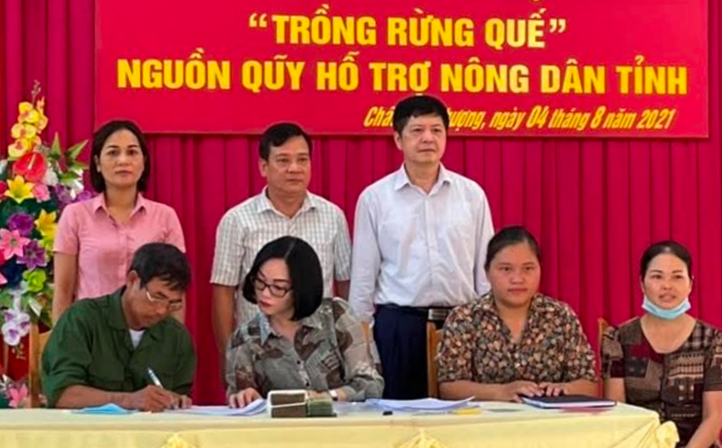 Hội Nông dân tỉnh giải ngân Dự án “Trồng rừng quế” từ nguồn Quỹ Hỗ trợ nông dân tỉnh cho hội viên nông dân xã Châu Quế Thượng, huyện Văn Yên.