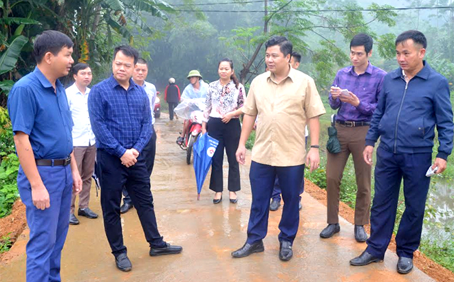 Ban Kinh tế - Ngân sách, HĐND tỉnh giám sát việc triển khai Đề án phát triển giao thông nông thôn tại xã Quy Mông, huyện Trấn Yên.