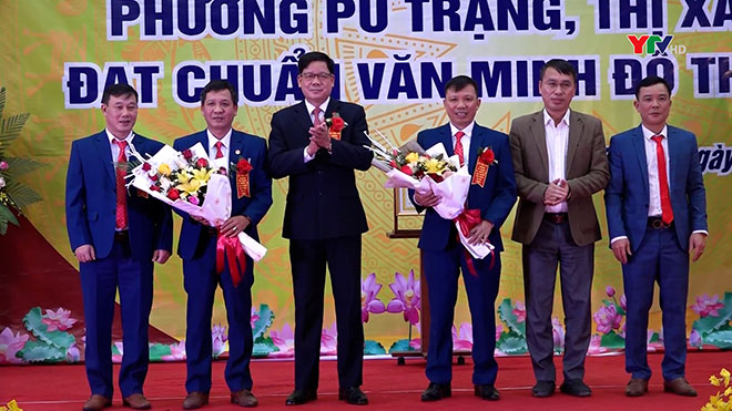Lãnh đạo thị xã Nghĩa Lộ tặng hoa chúc mừng Đảng bộ, chính quyền và nhân dân phường Pú Trạng đạt chuẩn văn minh đô thị.