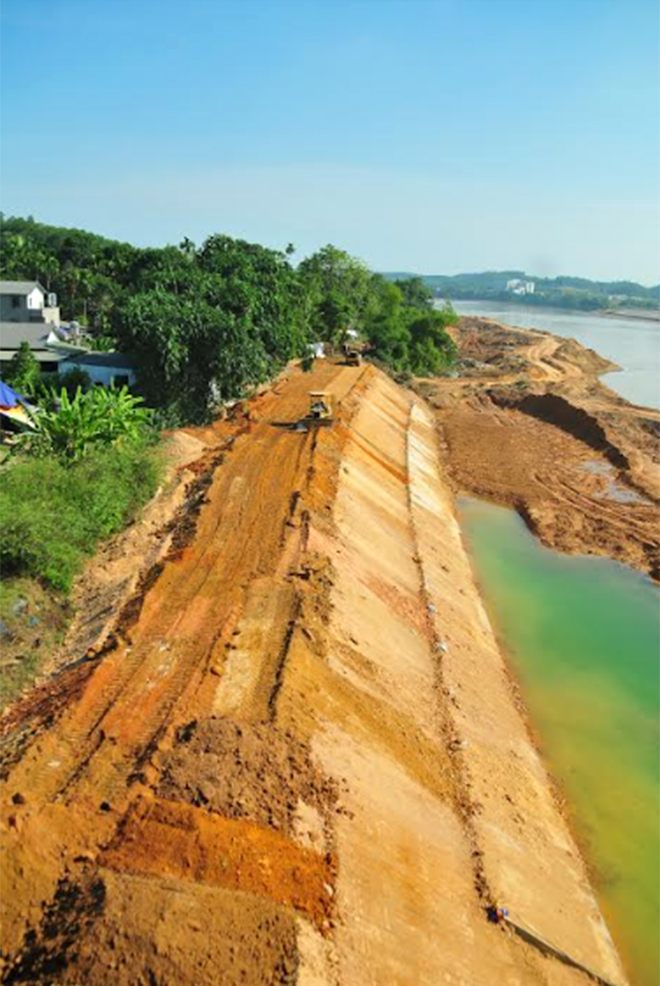 Dự án kè chống sạt lở bờ sông Hồng đoạn qua khu vực đền Tuần Quán, thành phố Yên Bái đang được đẩy nhanh tiến độ thi công.