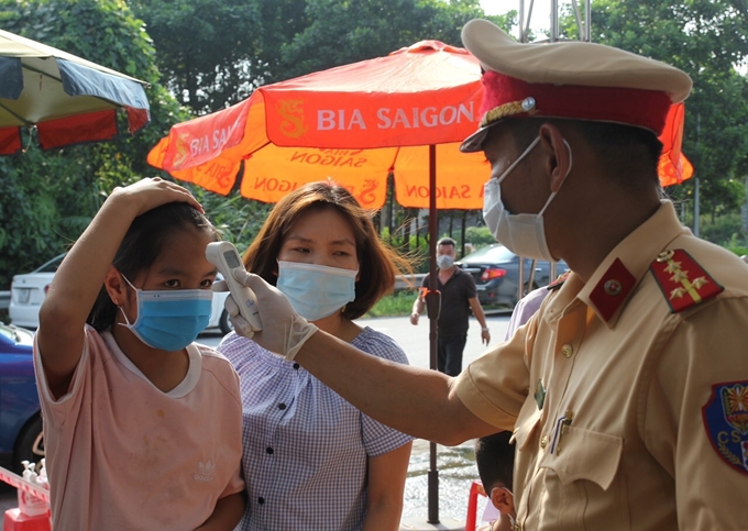 Cán bộ, chiến sĩ Công an huyện Văn Chấn làm nhiệm vụ tại các chốt kiểm dịch. (Ảnh minh họa)