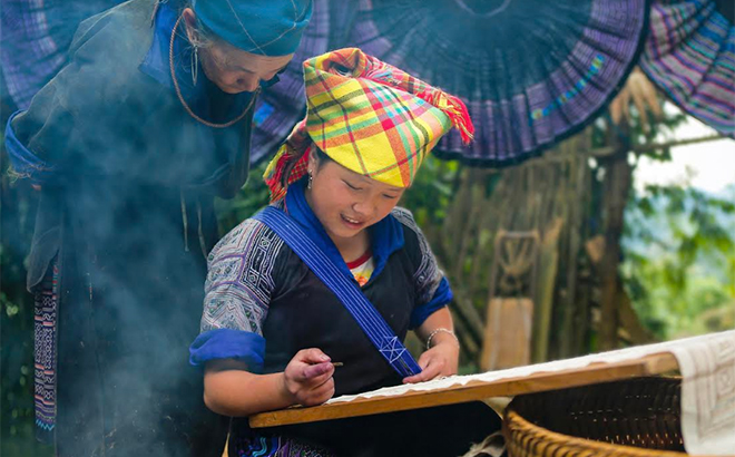 Vẽ sáp ong là nghệ thuật truyền thống của đồng bào Mông, đem lại một sự tinh tế và độc đáo trong từng cọng nến. Hãy xem hình ảnh về văn hóa truyền thống vẽ sáp ong để hiểu rõ hơn về nét đẹp văn hoá Mông.