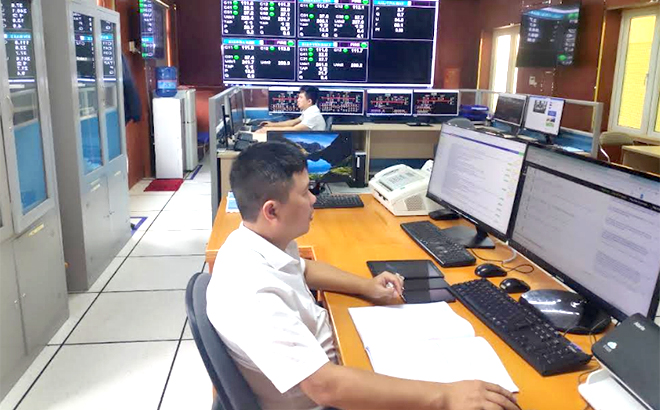 Các điều độ viên tại Trung tâm Điều khiển xa Yên Bái giám sát điều hành lưới điện.