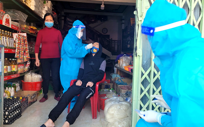 Health workers in Yen Binh district collect samples for COVID-19 testing in Yen Binh town.