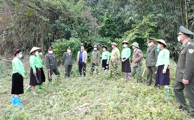 Cán bộ Hạt Kiểm lâm huyện Lục Yên bám sát cơ sở để tuyên truyền, hướng dẫn nhân dân phòng cháy, chữa cháy rừng.