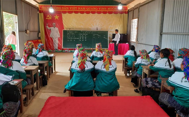 An illiteracy elimination class opens for ethnic minority women in Pung Luong.