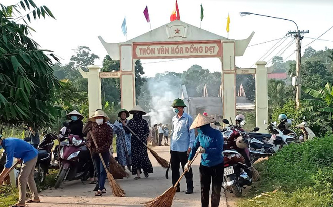 Người dân thôn Sài Lương, xã Đông Cuông, huyện Văn Yên tích cực vệ sinh môi trường nông thôn.