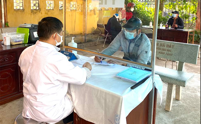 Cán bộ Trạm Y tế phường Nguyễn Thái Học, thành phố Yên Bái hướng dẫn người dân khai báo y tế và xét nghiệm Covid-19, trung bình 350 - 400 lượt người/ngày.