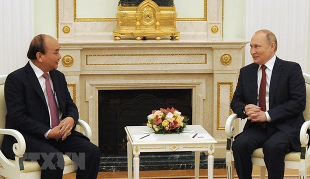 Vietnamese President Nguyen Xuan Phuc (L) and his Russian counterpart Vladimir Vladimirovich Putin meet in Moscow on November 30.