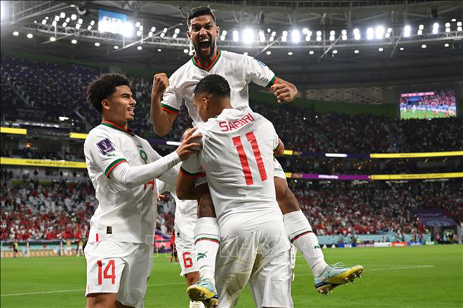 Niềm vui của các cầu thủ Maroc sau khi tiền vệ Abdelhamid Sabiri (số 11) sút phạt ghi bàn mở tỷ số trận đấu. Ảnh: AFP/TTXVN