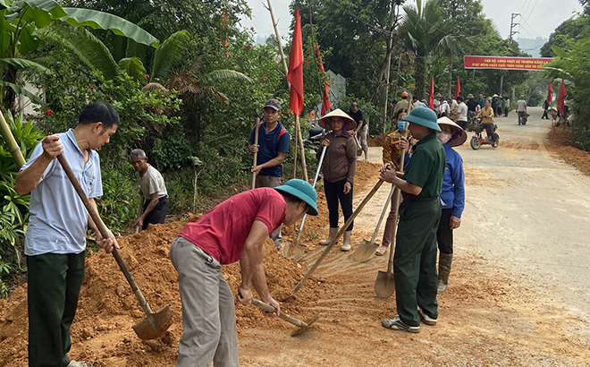 Nhân dân xã Thượng Bằng La, huyện Văn Chấn tham gia vệ sinh đường làng, ngõ xóm.