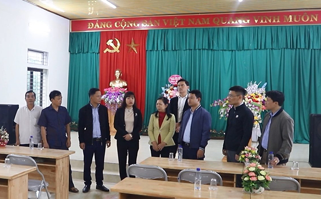 Lãnh đạo thị xã Nghĩa Lộ kiểm tra cơ sở vật chất và hoạt động của nhà văn hóa tổ dân phố 11-12, phường Trung Tâm.