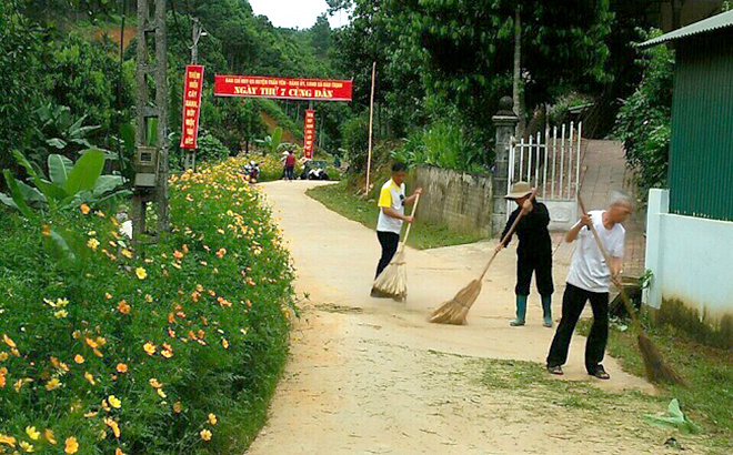 Nhân dân thôn 6, xã Đào Thịnh, huyện Trấn Yên vệ sinh đường làng, ngõ xóm.