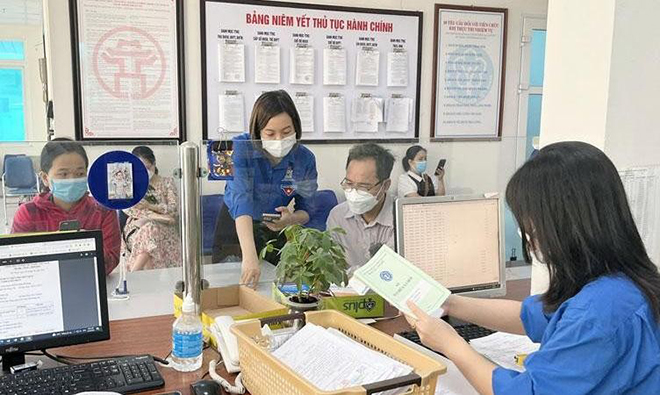 Tuổi trẻ Bảo hiểm xã hội quận Hà Đông (Hà Nội) hỗ trợ người dân làm thủ tục hành chính.