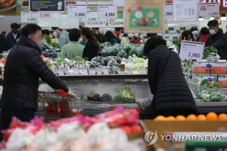 Người dân đeo khẩu trang khi mua sắm tại một siêu thị ở thủ đô Seoul của Hàn Quốc.