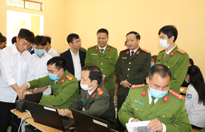 Đại tá Đặng Hồng Đức - Giám đốc Công an tỉnh Yên Bái kiểm tra, động viên CBCS trong triển khai thực hiện cấp CCCD và định danh điện tử.