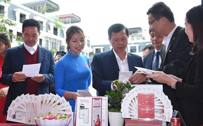 Lãnh đạo huyện Lục Yên tham quan các gian hàng tại Hội chợ.
