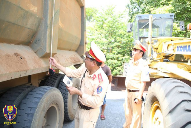 Trên tuyến đường bộ, lực lượng CSGT tiếp tục xử lý hiệu quả vi phạm về tốc độ, quá khổ quá tải, vi phạm nồng độ cồn.