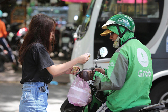 Phần lớn lao động phi chính thức (bìa phải) không được bảo đảm an sinh khi bị ốm, nghỉ hưu, tai nạn lao động. Ảnh: HOÀNG TRIỀU