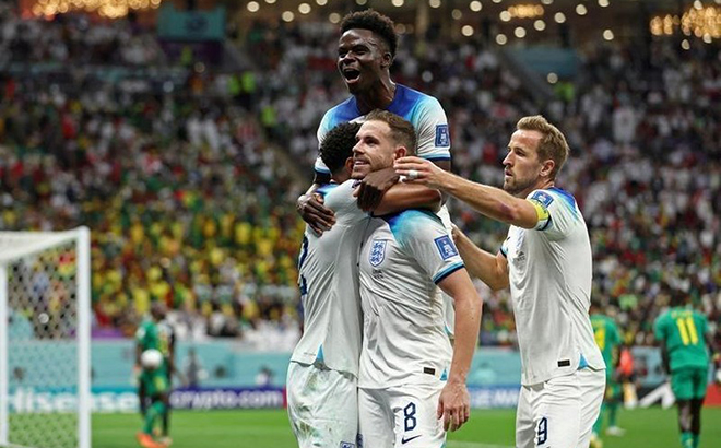Các cầu thủ tuyển Anh ăn mừng bàn thắng vào lưới Senegal.