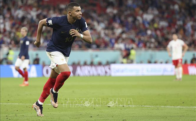 Tiền đạo Pháp Kylian Mbappe ăn mừng bàn thắng vào lưới thủ thành Ba Lan.