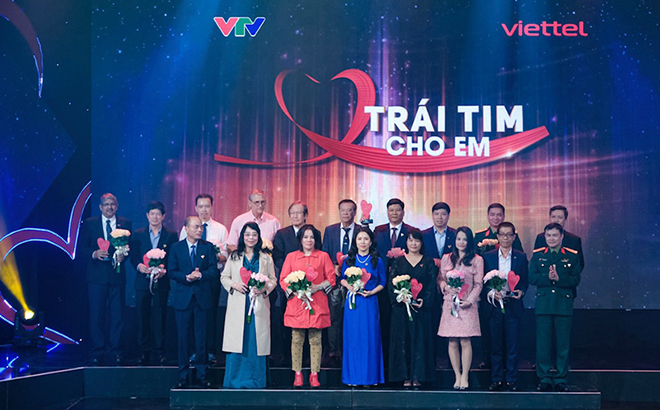 Lãnh đạo Tập đoàn Viettel trao tặng hoa cho các nhà tài trợ ủng hộ chương trình 